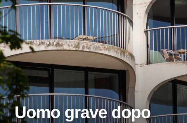 Cade dal balcone di un hotel a Torre Pedrera: uomo grave