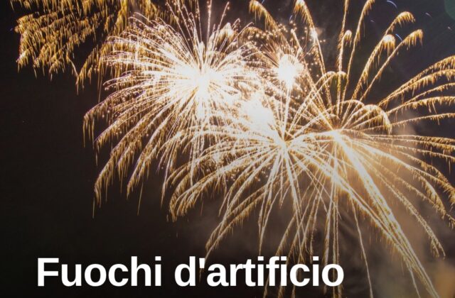 Fuochi d’artificio sul lungomare di Rimini per l’estate
