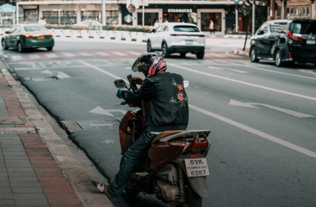 Rimini, scontro frontale tra scooter e moto: due feriti