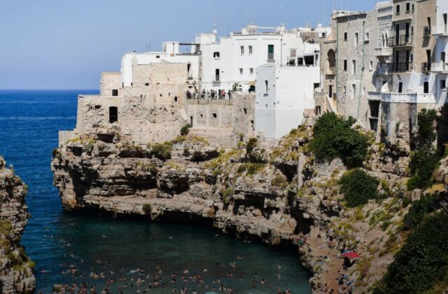 Ferragosto a Miramare, spiagge piene tra sole e festa