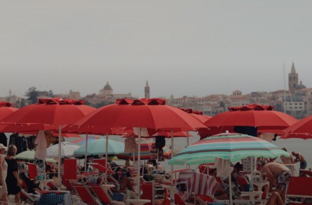 Ferragosto a Miramare tra spiagge affollate e tradizione balneare