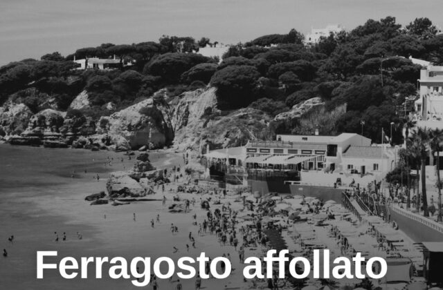 Ferragosto a Miramare, la spiaggia si riempie di bagnanti