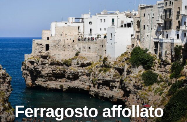 Ferragosto a Miramare, folla tra spiaggia e lungomare