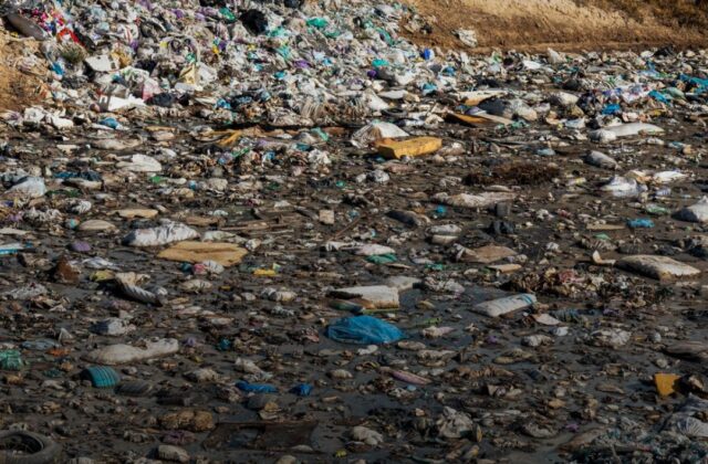 Rifiuti nei fossi, cittadini esasperati: «Siamo una discarica»