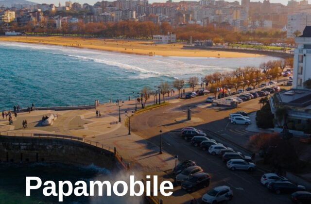 Il Papa in papamobile sul lungomare della movida riminese