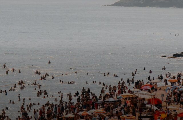 Il Papa a Rimini: dalla Fiera al mare, la città lo accoglie a braccia aperte