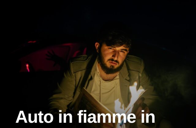 Auto avvolta dalle fiamme in via Acquario