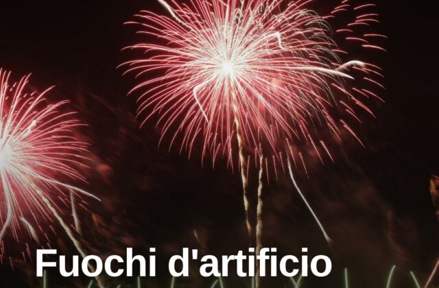 Spettacolo pirotecnico sul lungomare di Rimini, folla in festa