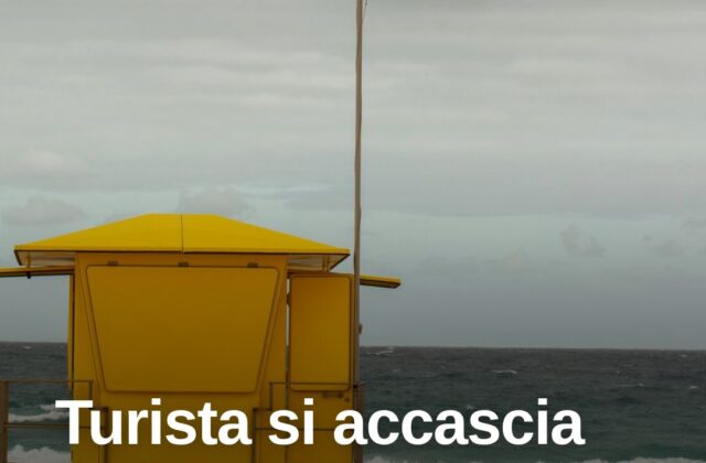 Malore in acqua durante la passeggiata, tragedia in spiaggia