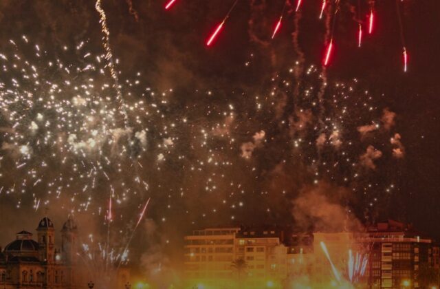 Fuochi d’artificio a Rimini, torna lo spettacolo pirotecnico sul lungomare