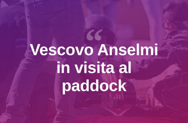 Il vescovo Anselmi in visita al paddock con preti genovesi