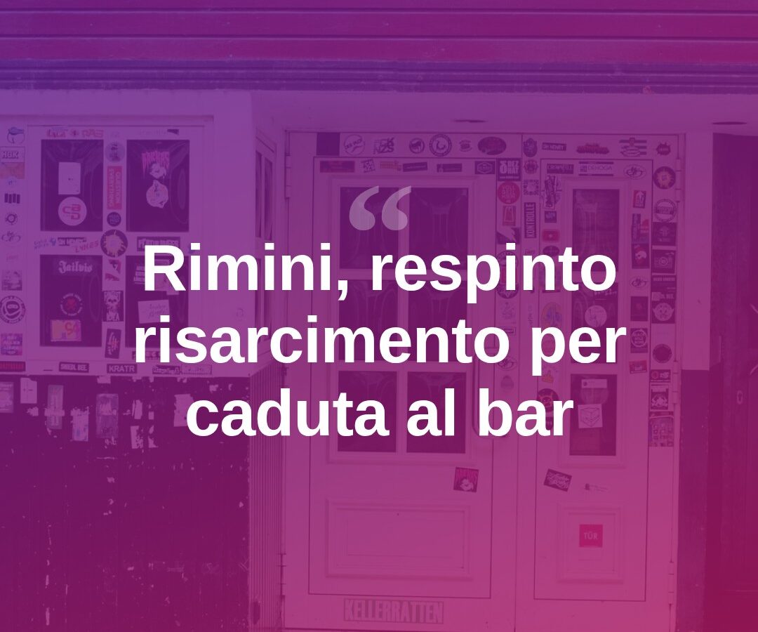 Cade contro la porta del bar, ma il giudice non le crede