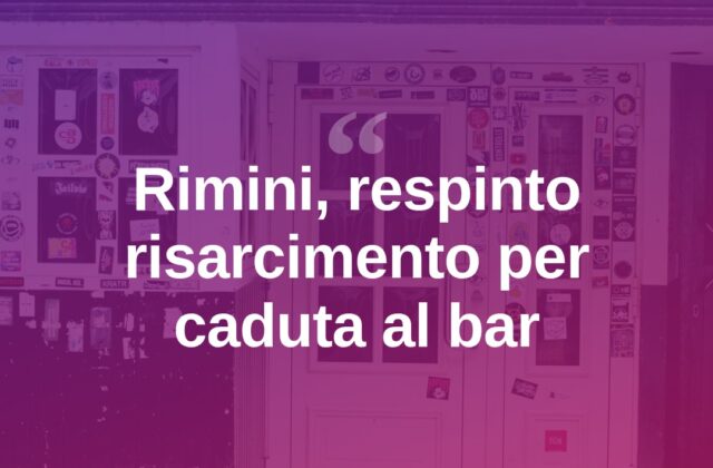 Cade contro la porta del bar, ma il giudice non le crede
