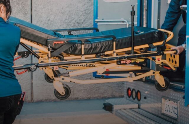 Precipita da un’impalcatura: morto l’operaio ricoverato al Bufalini