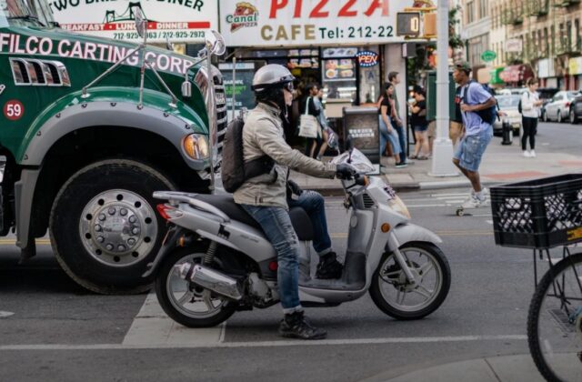 Scontro frontale al ponte del Rio Melo: moto sotto un camion