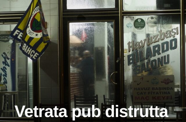 Rimini, fugge nel pub per sfuggire agli inseguitori: vetrata in frantumi