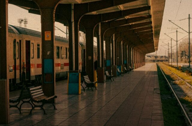 Minaccia di gettarsi sotto un treno, salvato dalla Polizia locale