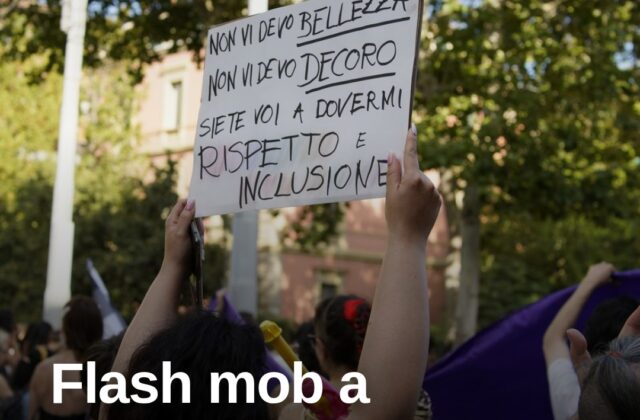 Flash mob a Riccione: “Il latte è materno, l’uomo incinto non esiste”